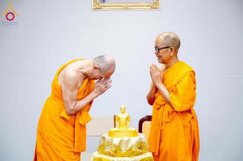 ภาพ No.222430:วันที่ 21 เมษายน พ.ศ. 2568 หลวงพ่อทัตตชีโวต้อนรับคณะสงฆ์ สปป.ลาว ณ อาคาร 100 ปี คุณยายมหารัตนอุบาสิกาจันทร์ ขนนกยูง วัดพระธรรมกาย