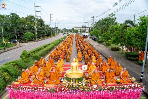 ภาพ No.229841:วันพฤหัสบดีที่ 26 มิถุนายน พ.ศ. 2568 พิธีตักบาตรพระ 1,165 รูป ฉลองก่อตั้งเมืองวานรนิวาส ครบรอบ 164 ปี ณ ถนนวานรนิวาส-อากาศอำนวย อ.วานรนิวาส จ.สกลนคร