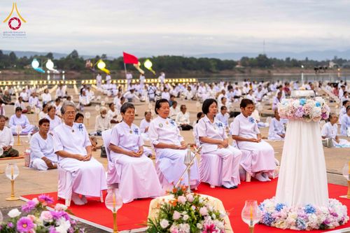 ภาพ No.266093:วันพุธที่ 5 พฤศจิกายน พ.ศ. 2568 (วันพระ ขึ้น 15 ค่ำ เดือน 12) พิธีจุดประทีปโคมลาน, โคมลอย และลอยกระทง ถวายประทีปเป็นพุทธบูชา สร้างความสว่างไสวให้กับแผ่นดินด้วยแสงธรรม ณ พุทธอุทยานนานาชาติ จังหวัดหนองคาย