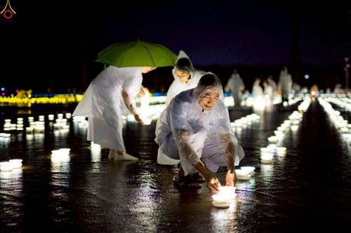 ภาพ No.244199:วันที่ 7 กันยายน พ.ศ. 2568 พิธีจุดประทีป วันครูผู้ค้นพบวิชชาธรรมกาย ณ ลานธรรมฯ และวิหารคด วัดพระธรรมกาย