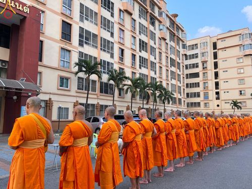 ภาพ No.136035:พระธรรมทายาท โครงการบวชพระนานาชาติ AEC & WAB ผู้บริหารรุ่นที่ 2 บิณฑบาต ณ หอฉันคุณยายอาจารย์ฯ เมืองแก้วมณี หมู่บ้านแก้วพุทธรักษา วันที่ 28 เมษายน พ.ศ. 2567