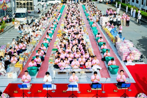 ภาพ No.150791:พิธีเจริญพระพุทธมนต์ และทำบุญตักบาตรแด่คณะสงฆ์ จำนวน 121 รูป เนื่องในโอกาสฉลองครบรอบ 120 ปี อำเภอคลองหลวง จังหวัดปทุมธานี เพื่อถวายเป็นพุทธบูชา ช่วยเหลือผู้ประสบความเดือดร้อนจากอุทกภัย และคณะสงฆ์ 323 วัด 4 จังหวัดชายแดนภาคใต้ วันเสาร์ที่ 31 สิงหาคม พ.ศ. 
