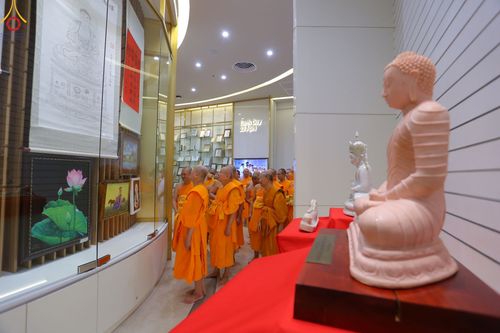 ภาพ No.103719:พิธีเปิดห้องนิทรรศการเพื่อสันติภาพโลก World Peace Lies Within ONE MAN'S VISION   วาระอายุวัฒนมงคล 83 ปี หลวงพ่อทัตตชีโว ณ ชั้น 2 อาคาร 100 ปี คุณยายอาจารย์ฯ วัดพระธรรมกาย วันพฤหัสบดีที่ 21 ธันวาคม พ.ศ. 2566