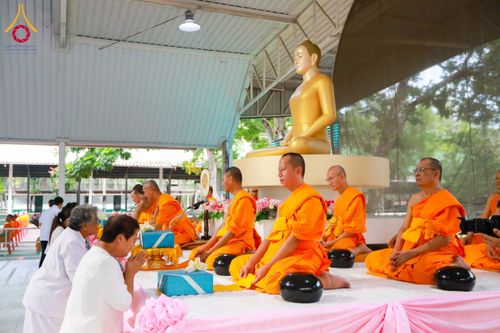 ภาพ No.61248:พิธีตักบาตรฉลองพระใหม่ รุ่นบูชาธรรมโครงการ 1-2 โครงการบรรพชาอุปสมบทหมู่ธรรมทายาท บูชาธรรมหลวงพ่อธัมมชโย 80 ปี ณ โถงช้างสำนักงานใหญ่ วัดพระธรรมกาย วันที่ 20 เมษายน พ.ศ. 2567