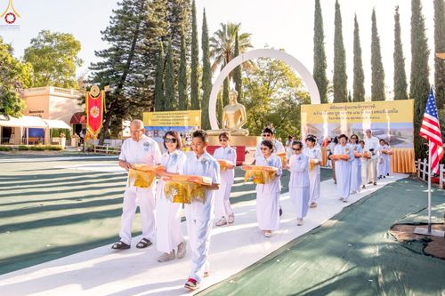 ภาพ No.252227:วันที่ 4-5 ตุลาคม พ.ศ. 2568  วัดพระธรรมกายแคลิฟอร์เนีย ประเทศสหรัฐอเมริกา ได้จัดพิธีตัดปอยผม โดยคณะสงฆ์ ญาติ ๆ และสาธุชน ให้กับนาคธรรมทายาท 8 ท่าน และได้จัดพิธีบรรพชา-อุปสมบท ฉลองพิธีทอดกฐินบรมจักรพรรดิ สร้างอุโบสถ 82 ปี บูชาธรรมหลวงพ่อธัมมชโย