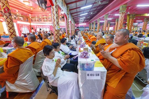 ภาพ No.197345:พิธีเจริญพระพุทธมนต์ ปฏิบัติธรรม มอบทุนการศึกษา ถวายสังฆทาน 108 วัด เพื่อถวายเป็นพุทธบูชา และขับเคลื่อนโครงการหมู่บ้านรักษาศีล 5 โดยคณะสงฆ์จังหวัดนนทบุรี คณะศิษยานุศิษย์วัดพระธรรมกาย โครงการธรรมยาตรา ปีที่ 13 ณ วัดตะเคียน อ.บางกรวย จ.นนทบุรี