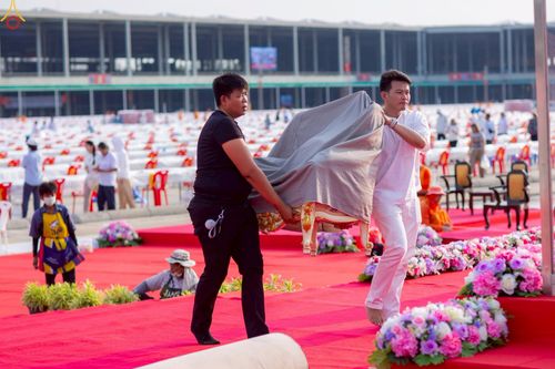 ภาพ No.225046:วันที่ 20 - 27 เมษายน พ.ศ. 2568 "ภาพแห่งความปลื้มที่ไม่มีวันจบ" คณะสงฆ์สามเณร เจ้าหน้าที่ และสาธุชน ร่วมแรงร่วมใจกันเตรียมงานและเก็บงาน เพื่อวันคุ้มครองโลก พิธีถวายมหาสังฆทานคณะสงฆ์ 40,000 กว่าวัดทั่วประเทศ