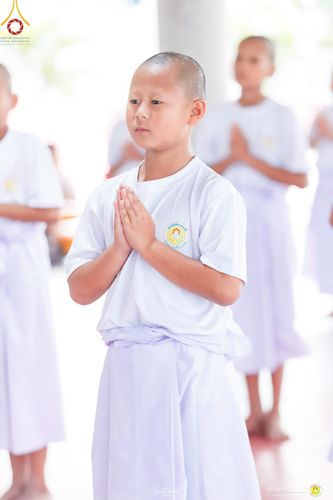 ภาพ No.215943:วันพฤหัสบดีที่ 3 เมษายน พ.ศ. 2568 พิธีบรรพชาสามเณร ภาคฤดูร้อน รุ่นที่ 15  บูชาธรรมหลวงพ่อธัมมชโย 81 ปี 81 รูป ณ ศูนย์ปฏิบัติธรรมสวนผึ้ง จ.ราชบุรี