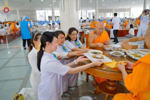 ภาพ No.226518:วันที่ 26 พฤษภาคม พ.ศ. 2568 พิธีบุพเปตพลี ครั้งที่ 164 ร่วมอุทิศบุญแด่หมู่ญาติที่ล่วงลับไปแล้ว และสืบทอดอายุพระพุทธศาสนา ณ หอฉันคุณยายอาจารย์ฯ วัดพระธรรมกาย