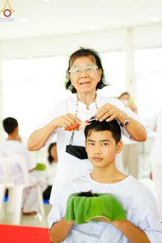 ภาพ No.134833:พิธีตัดปอยผม พิธีขอขมารับผ้าไตร พิธีบรรพชา และพิธีถวายบาตร ในโครงการบรรพชาสามเณร ฟื้นฟูพระพุทธศาสนาทั่วไทย  ณ ศูนย์ปฏิบัติธรรมและศูนย์อบรมเยาวชนเพชรบุรี ต.ท่าแลง อ.ท่ายาง จ.เพชรบุรี