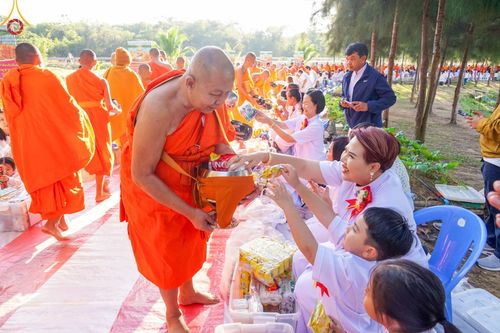 ภาพ No.104992:พิธีตักบาตรพระ ๑,๐๐๐ รูป ฉลองเมืองลำปาง ๑,๓๔๓ ปี วันเสาร์ที่ ๓๐ ธันวาคม พ.ศ. ๒๕๖๖ ณ ศูนย์ปฏิบัติธรรมลำปาง อำเภอเมือง จังหวัดลำปาง