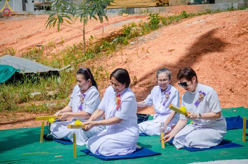 ภาพ No.83091:พิธีทอดผ้าป่าและพิธีตอกเสาเข็มมงคลสถาปนา  กุฏิพระผู้ปราบมาร  พระมงคลเทพมุนี (สด จนฺทสโร)  ณ ศูนย์ปฏิบัติธรรมพัทลุง อ.เขาชัยสน จ.พัทลุง ในวันเสาร์ ที่ 24 มิถุนายน พ.ศ.2566