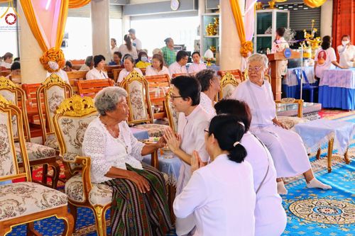 ภาพ No.170497:พิธีทอดกฐิน ณ วัดสุราษฎร์รังสรรค์ จ.ปทุมธานี ในโครงการกฐินสามัคคีทั่วไทย 30,000 วัด บูชาธรรม 80 ปี หลวงพ่อธัมมชโย โดยคณะศิษยานุศิษย์วัดพระธรรมกาย วันที่ 27 ตุลาคม พ.ศ. 2567