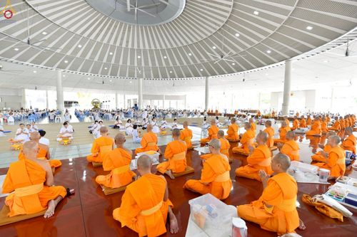 ภาพ No.230411:วันที่ 28 มิถุนายน พ.ศ. 2568 พิธีถวายภัตตาหารเมนูสวรรค์ เพื่อการบรรลุธรรม ณ หอฉันคุณยายอาจารย์ฯ วัดพระธรรมกาย