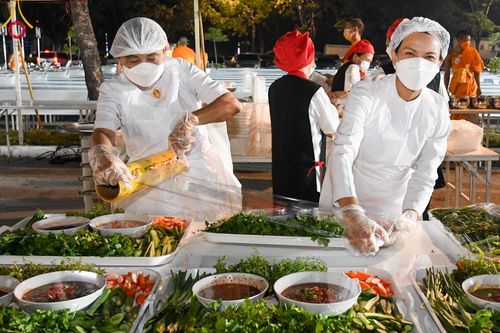 ภาพ No.106679:พิธีถวายภัตตาหารเป็นสังฆทาน แด่คณะพระธรรมยาตราฯ ในโครงการธรรมยาตรากตัญญูบูชา มหาปูชนียาจารย์ พระมงคลเทพมุนี(สด จนฺทสโร) พระผู้ปราบมาร อนุสรณ์สถาน 7 แห่ง ปีที่ 12 วันที่ 6 มกราคม พ.ศ. 2567 ณ อนุสรณ์สถานโลตัสแลนด์ จ.สุพรรณบุรี