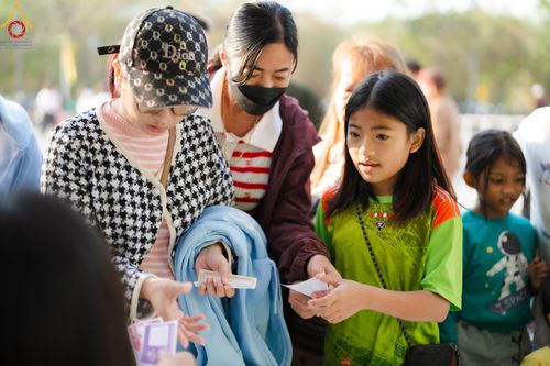 ภาพ No.193855:วัดพระธรรมกาย จัดงานวันเด็กแห่งชาติ ประจำปี พ.ศ.2568 ออกร้านอาหาร 200 ร้าน มอบของขวัญหลายหมื่นชิ้น วันที่ 12 มกราคม พ.ศ. 2568 วัดพระธรรมกาย อ.คลองหลวง จ.ปทุมธานี