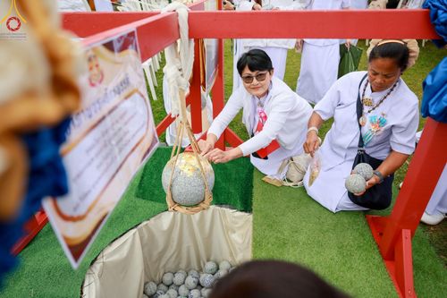 ภาพ No.142564:พิธีพัทธสีมา ประดิษฐานลูกนิมิตมหาสมบัติ สถาปนาอุโบสถวัดพระธรรมกายลอนดอน บูชาธรรม 80 ปี หลวงพ่อธัมมชโย วันเสาร์ที่ 22 มิถุนายน พ.ศ. 2567