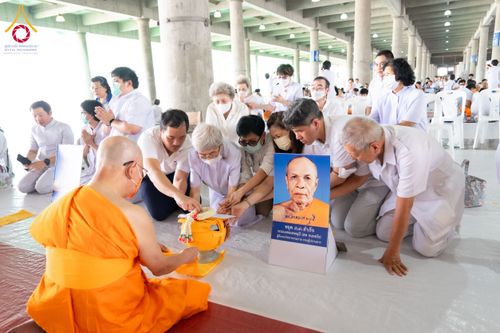 ภาพ No.62549:พิธีถวายบาตรเเละไทยธรรม ในโครงการอุปสมบทหมู่ บูชาธรรมหลวงพ่อธัมมชโย พ.ศ.2567 ณ ลานธรรม พระมหาธรรมกายเจดีย์ วันที่ 13 เมษายน พ.ศ.2567
