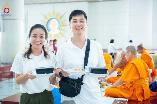 ภาพ No.268296:วันที่ 8 พฤศจิกายน พ.ศ. 2568 พิธีถวายภัตตาหารเมนูสวรรค์ เพื่อการบรรลุธรรม ณ หอฉันคุณยายอาจารย์ฯ วัดพระธรรมกาย