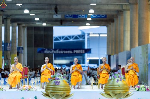ภาพ No.223952:วันวิสาขบูชา วันอาทิตย์ที่ 11 พฤษภาคม พ.ศ. 2568 พิธีจุดวิสาขประทีป ,  พิธีเวียนประทักษิณรอบพระมหาธรรมกายเจดีย์ , พิธีฉลองชัยสวดมนต์บทธัมมจักกัปปวัตตนสูตร ครบ 7,357,000,000 จบ ณ มหารัตนวิหารคด วัดพระธรรมกาย