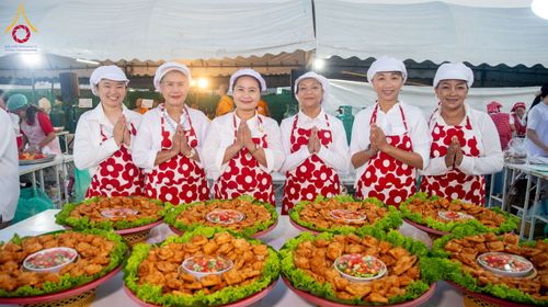ภาพ No.191764:พิธีถวายภัตตาหารเป็นสังฆทาน แด่พระธรรมยาตรา ณ อนุสรณ์สถานคลองบางนางแท่น อ.สามพราน จ.นครปฐม ในโครงการธรรมยาตรา กตัญญูบูชา มหาปูชนียาจารย์ พระมงคลเทพมุนี(สด จนฺทสโร) พระผู้ปราบมาร อนุสรณ์สถาน 7 แห่ง ปีที่ 13 วันที่ 9 มกราคม พ.ศ. 2568