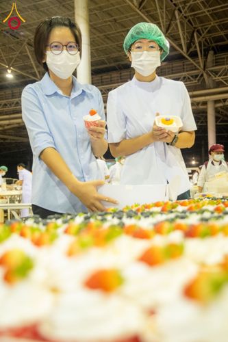 ภาพ No.202295:พิธีถวายภัตตาหารเป็นสังฆทาน แด่พระธรรมยาตรา ณ วัดพระธรรมกาย ตำบลคลองสาม อำเภอคลองหลวง จังหวัดปทุมธานี ในโครงการธรรมยาตรา กตัญญูบูชา มหาปูชนียาจารย์ พระมงคลเทพมุนี(สด จนฺทสโร) พระผู้ปราบมาร อนุสรณ์สถาน 7 แห่ง ปีที่ 13 วันที่ 27 มกราคม พ.ศ. 2568