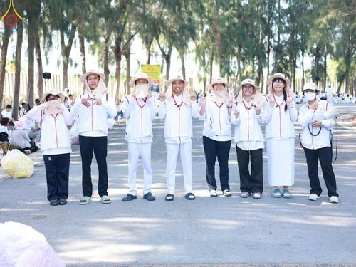 ภาพ No.198712:V.50 สารพัดV สารพัดดี ที่ธรรมยาตรา ในโครงการธรรมยาตรา กตัญญูบูชา มหาปูชนียาจารย์ พระมงคลเทพมุนี(สด จนฺทสโร) พระผู้ปราบมาร อนุสรณ์สถาน 7 แห่ง ปีที่ 13 ระหว่างวันที่ 2-31 มกราคม พ.ศ. 2568