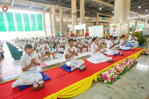 ภาพ No.115462:พิธีตักบาตรฉลองพระใหม่ ในโครงการอุปสมบทหมู่บูชาธรรม 115 ปี คุณยายอาจารย์มหารัตนอุบาสิกาจันทร์ ขนนกยูง วันที่ 19  มกราคม พ.ศ. 2567 ณ มหารัตนวิหารคด วัดพระธรรมกาย
