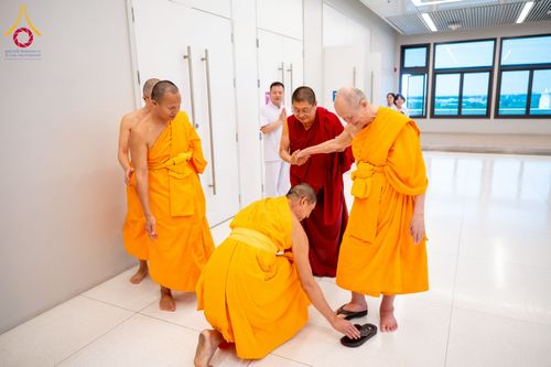 ภาพ No.222508:วันที่ 21 เมษายน พ.ศ. 2568 หลวงพ่อทัตตชีโวต้อนรับคณะสงฆ์จีน ณ อาคาร 100 ปี คุณยายมหารัตนอุบาสิกาจันทร์ ขนนกยูง วัดพระธรรมกาย