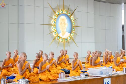 ภาพ No.229668:วันที่ 25 มิถุนายน พ.ศ. 2568 (แรม 15 ค่ำ เดือน 7) พิธีบุพเปตพลี ครั้งที่ 166 ร่วมอุทิศบุญแด่หมู่ญาติที่ล่วงลับไปแล้ว และสืบทอดอายุพระพุทธศาสนา ณ หอฉันคุณยายอาจารย์ฯ วัดพระธรรมกาย