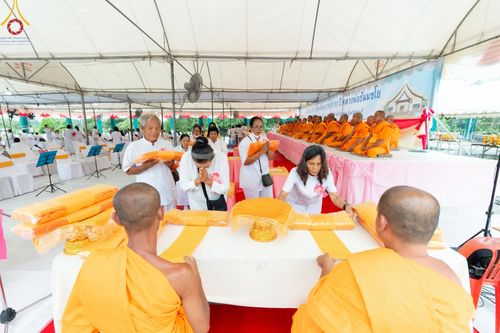 ภาพ No.146552:พิธีทอดผ้าป่าสร้างหลังคาอาคาร 80 ปี หลวงพ่อธัมมชโย ณ ศูนย์ปฎิบัติธรรมวิหารแดง จังหวัดสระบุรี วันอาทิตย์ที่ 28 กรกฎาคม พ.ศ. 2567