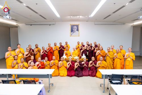 ภาพ No.222703:วันที่ 23 เมษายน พ.ศ. 2568 หลวงพ่อทัตตชีโวต้อนรับคณะสงฆ์เนปาล ณ อาคาร 100 ปี คุณยายมหารัตนอุบาสิกาจันทร์ ขนนกยูง วัดพระธรรมกาย