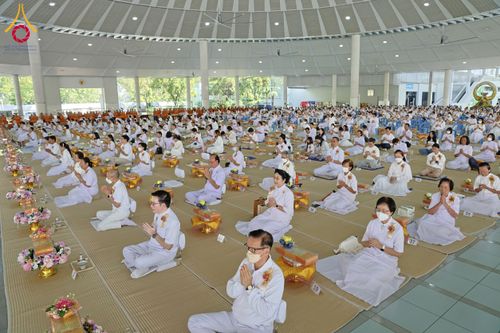 ภาพ No.198052:พิธีถวายภัตตาหารแด่พระภิกษุ สามเณร  บูชาธรรมคุณยายอาจารย์มหารัตนอุบาสิกาจันทร์ ขนนกยูง เนื่องในวาระวันคล้ายวันเกิดครบ 116 ปี วันอาทิตย์ที่ 19 มกราคม พ.ศ. 2568 ณ หอฉันคุณยายอาจารย์ฯ วัดพระธรรมกาย