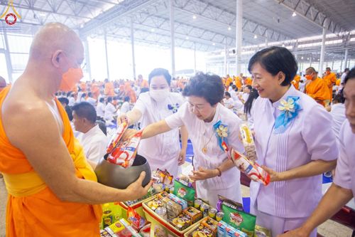 ภาพ No.123009:พิธีตักบาตร และพิธีบูชาข้าวพระ ในวันอาทิตย์ต้นเดือนที่ 4 กุมภาพันธ์ พ.ศ. 2567 ณ วัดพระธรรมกาย จ.ปทุมธานี