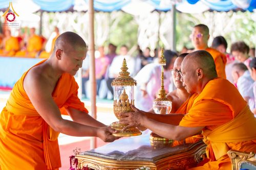 ภาพ No.255461:วันที่ 13 ตุลาคม พ.ศ. 2568 พิธีบรรจุพระบรมสารีริกธาตุ ผูกผ้า 7 สี เพื่อความเป็นสิริมงคล  และ ยกช่อฟ้า ประดิษฐานบนหลังคาอุโบสถวัดทุ่งเจริญธรรม ถวายบูชาธรรม 81 ปี หลวงพ่อธัมมชโย โดยคณะศิษยานุศิษย์ ณ วัดทุ่งเจริญธรรม อ.อมก๋อย จ.เชียงใหม่