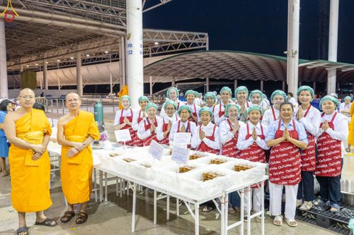 ภาพ No.188160:พิธีถวายภัตตาหารเป็นสังฆทาน แด่พระธรรมยาตรา ในโครงการธรรมยาตรา กตัญญูบูชา มหาปูชนียาจารย์ พระมงคลเทพมุนี(สด จนฺทสโร) พระผู้ปราบมาร อนุสรณ์สถาน 7 แห่ง ปีที่ 13 ณ สภาธรรมกายสากล วัดพระธรรมกาย วันที่ 2 มกราคม พ.ศ. 2568