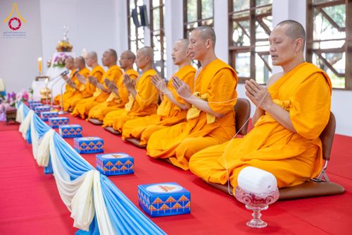 ภาพ No.160791:พิธีเจริญพระพุทธมนต์ และปิดแผ่นทองรูปเหมือน พระเดชพระคุณพระมงคลเทพมุนี (สด จนฺทสโร) พระผู้ปราบมาร จำนวน 3 องค์ วันเสาร์ที่ 5 ตุลาคม พ.ศ. 2567 ณ อาคารปลูกศรัทธา 2 (ชานชลาเดิม) วัดพระธรรมกาย อ.คลองหลวง จ.ปทุมธานี