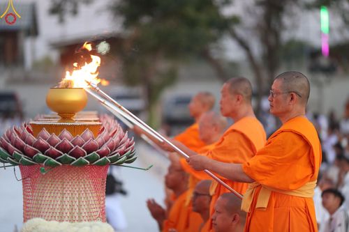 ภาพ No.194818:พิธีจุดประทีปถวายเป็นพุทธบูชา และบูชาธรรมมหาปูชนียาจารย์ ณ วัดสองพี่น้อง ต.ต้นตาล อ.สองพี่น้อง จ.สุพรรณบุรี ในโครงการธรรมยาตรา กตัญญูบูชา มหาปูชนียาจารย์ พระมงคลเทพมุนี(สด จนฺทสโร) พระผู้ปราบมาร อนุสรณ์สถาน 7 แห่ง ปีที่ 13 วันที่ 14 มกราคม พ.ศ. 2568
