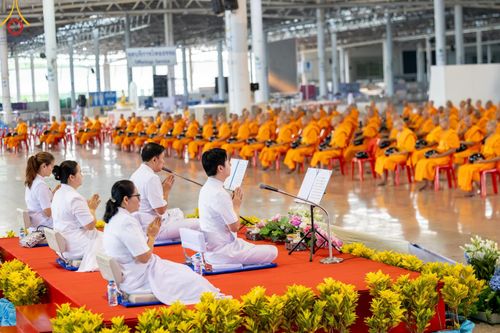 ภาพ No.136554:พิธีตักบาตร พิธีบูชาข้าวพระ ในวันอาทิตย์ต้นเดือนที่ 5 พฤษภาคม พ.ศ. 2567 ณ วัดพระธรรมกาย จ.ปทุมธานี