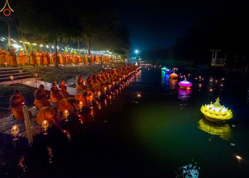 ภาพ No.109804:พิธีจุดประทีปถวายเป็นพุทธบูชา และบูชาธรรมมหาปูชนียาจารย์ วันที่ 10 มกราคม พ.ศ. 2567 ณ อนุสรณ์สถานคลองบางนางแท่น อ.สามพราน จ.นครปฐม