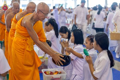 ภาพ No.232010:วันอาทิตย์ที่ 6 กรกฏาคม พ.ศ. 2568 พิธีตักบาตร ข้าวสารอาหารแห้ง  พิธีบูชาข้าวพระ สัมมนาพิเศษราชเหล็ก ณ สภาธรรมกายสากล วัดพระธรรมกาย