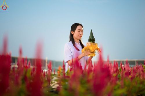 ภาพ No.101413:พิธีเวียนประทักษิณ, พิธีวันทาเจดีย์, พิธีขอขมาและมอบผ้าไตร ในโครงการอุปสมบทหมู่ รุ่นบูชาธรรมมหาปูชนียาจารย์ ณ วัดพระธรรมกาย ในวันที่ 9 ธันวาคม พ.ศ. 2566