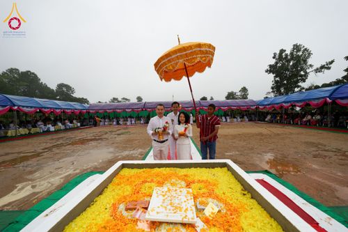 ภาพ No.174089:พิธีวางศิลาฤกษ์มหาสมบัติ โปรยรัตนชาติบ่อมงคลเศรษฐี ติดแผ่นทอง ลูกนิมิต - ช่อฟ้า เพื่อสถาปนาสร้างอุโบสถ บูชาธรรม 80 ปีหลวงพ่อธัมมชโย ณ วัดทุ่งเจริญธรรม อ.อมก๋อย จ.เชียงใหม่ วันที่ 8 พฤศจิกายน พ.ศ. 2567