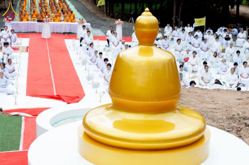 ภาพ No.261875:วันที่ 14 ตุลาคม พ.ศ. 2568 พิธีกลั่นแผ่นดิน โปรยทรายตอกเสาเข็มมหามงคลต้นแรก  สร้างองค์พระเจดีย์และจุดประทีปถวายเป็นพุทธบูชา ณ ศูนย์ปฏิบัติธรรมชัยนาท ต.ธรรมามูล อ.ชัยนาท จ.ชัยนาท