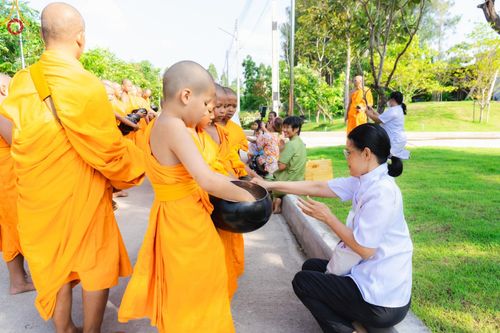 ภาพ No.57838:กิจกรรมบิณฑบาตของสามเณร โครงการบรรพชาสามเณร ฟื้นฟูพระพุทธศาสนาทั่วไทย ธุดงคสถานชลบุรี ณ ชุมชนบ้านห้วยเหียน ตำบลบ่อวิน  อำเภอศรีราชา จังหวัดชลบุรี วันที่ 27 เมษายน พ.ศ. 2567