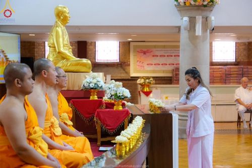 ภาพ No.161381:วัดพระธรรมกายลอนดอน สหราชอาณาจักร จัดงานบุญ น้อมถวายเป็นพุทธบูชา และบูชาธรรมเนื่องในวาระ 140 ปี วันคล้ายวันเกิดด้วยรูปกายเนื้อของ พระมงคลเทพมุนี (สด จนฺทสโร) พระผู้ปราบมาร ในวันที่ 10 ตุลาคม พ.ศ. 2567