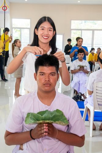 ภาพ No.59111:พิธีปลงผมและแห่นาคธรรมทายาท ในโครงการบรรพชาสามเณร ภาคฤดูร้อน เฉลิมพระเกียรติพระบาทสมเด็จพระเจ้าอยู่หัว เนื่องในโอกาส  พระราชพิธีมหามงคลเฉลิมพระชนมพรรษา 6 รอบ  ปลงผมนาคในวันที่ 21 เมษายน พ.ศ 2567 ณ วัดกลางธนรินทร์ (ธรรมอุทยานบ้านแป้ง)