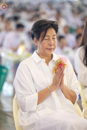 ภาพ No.158920:พิธีตักบาตร ในวันอาทิตย์ต้นเดือน วันที่ 6 ตุลาคม พ.ศ. 2567 ณ สภาธรรมกายสากล วัดพระธรรมกาย