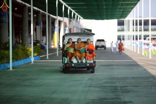 ภาพ No.219265:บรรยากาศการเดินทางเข้าวัดพระธรรมกาย , การต้อนรับปฏิสันถาร , การฉันภัตตาหารเช้า , การลงทะเบียนพระสังฆาธิการ  เนื่องในวันคุ้มครองโลก พิธีถวายมหาสังฆทานคณะสงฆ์ 40,000 กว่าวัดทั่วประเทศ ณ วัดพระธรรมกาย