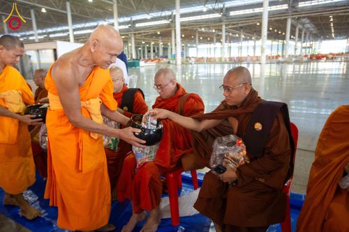 ภาพ No.209322:วันอาทิตย์ที่ 2 มีนาคม พ.ศ. 2568 พิธีตักบาตร ข้าวสารอาหารแห้ง ณ บ้านแก้วเรือนทองคุณยายฯ สภาธรรมกายสากล วัดพระธรรมกาย